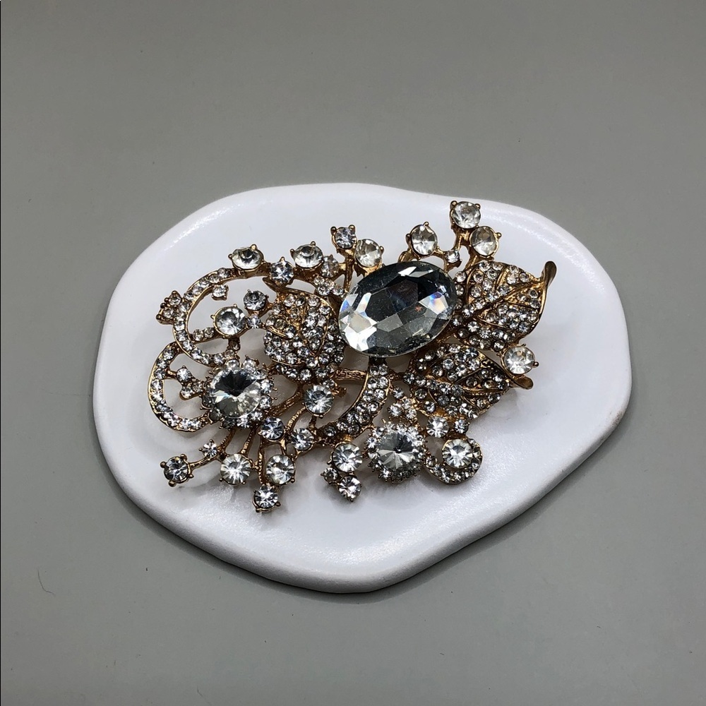 Retro style bejewel big formal evening statement gold rhinestone sparkle brooch